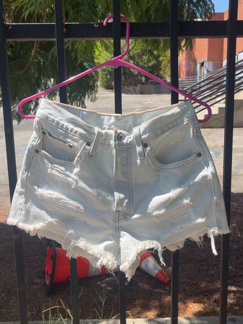Levi's Women’s Straight Jean Shorts in Light Blue (W26) - Picture 2 of 8